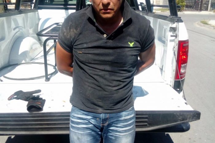 Agarran presunto ladrón con un plasma en las manos