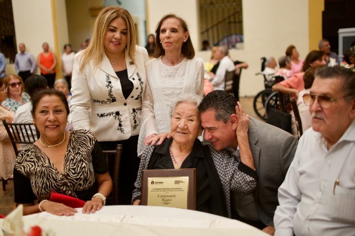 Reconocen a adultos de más de 100 años en Monterrey