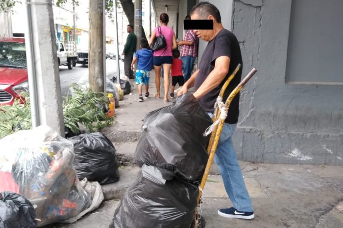 Detienen en Monterrey a hombre por tirar basura en vía pública