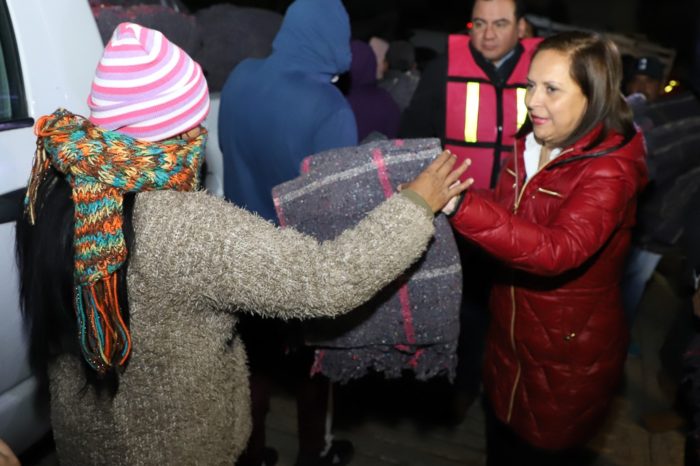 Visita Cristina Díaz a familias vulnerables al frío