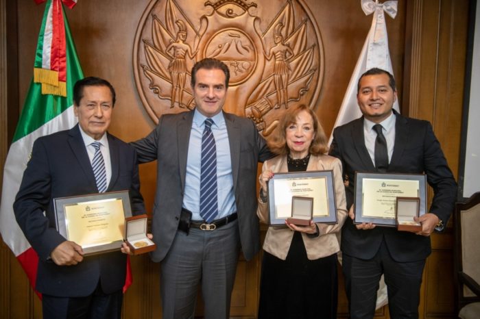 Reconoce Monterrey a maestros con la Medalla Miguel F. Martínez