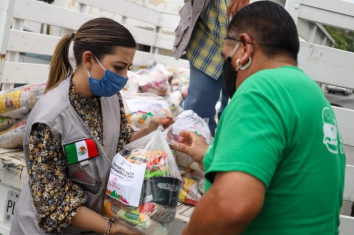 Brinda Cristina Díaz apoyos alimentarios a meseros en Guadalupe
