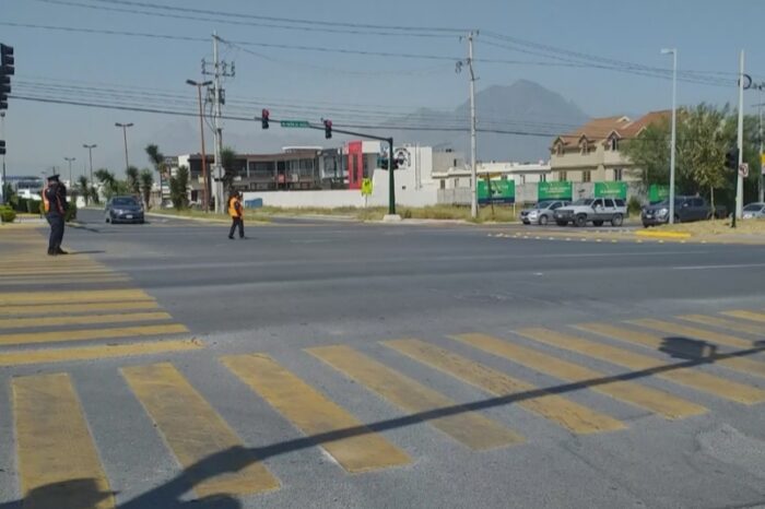 Instala Monterrey semaforización inteligente en Puerta de Hierro y Cumbres Madeira