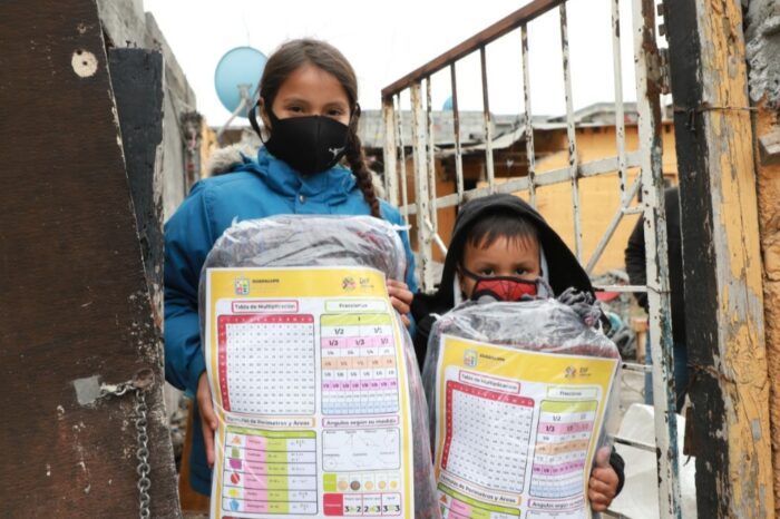 Distribuyen kits escolares a niñas y niños de Guadalupe