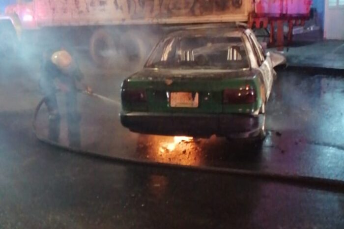 Taxi se incendia luego de estrellarse con camión