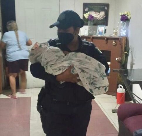 Policías se convierten en "ángeles", ayudan en labor de parto y logran traer al mundo a un niño