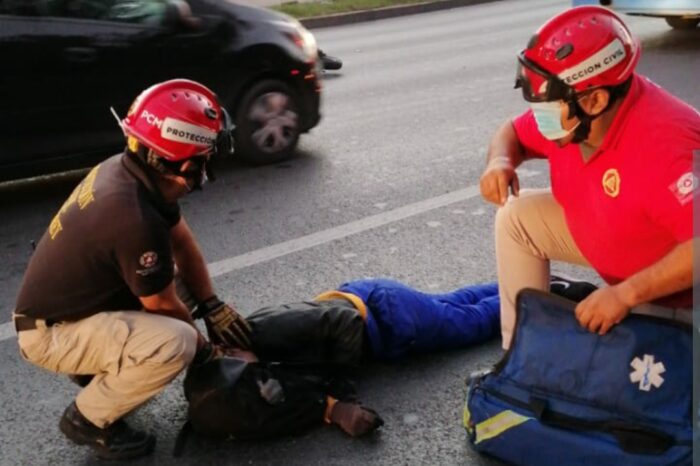 Resulta motociclista lesionada, tras volcadura de tráiler
