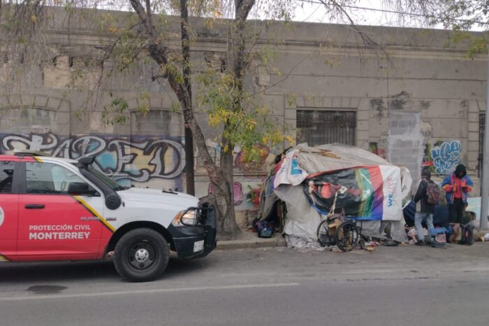 Por frente frío, Protección Civil Monterrey traslada a personas a refugios