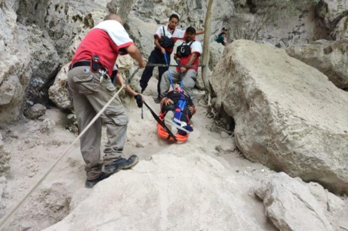 Rescatan elementos de Protección Civil de Juárez N.L. a una mujer que sufre accidente en lo alto del Cerro Agujerado