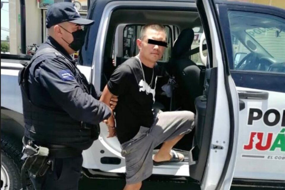 Policía Municipal de Juárez detiene a dos hombres por el delito de amenazas, en la Colonia Real de San José