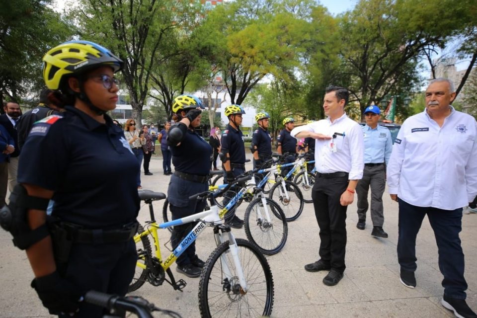 Equipan a grupo ciclista de Policía de Monterrey para la vigilancia del Barrio Antiguo y Centro de la Ciudad