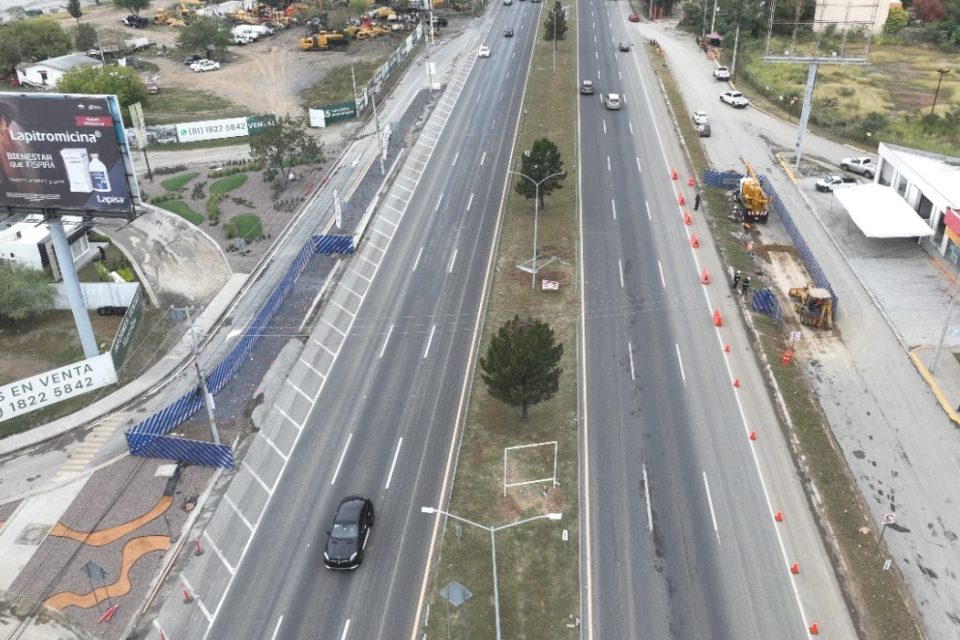 Supervisa Colosio instalación de primero de tres puentes peatonales en la Carretera Nacional