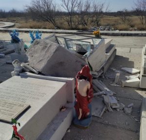 Sin respetar a los difuntos, causan destrozos en cementerio