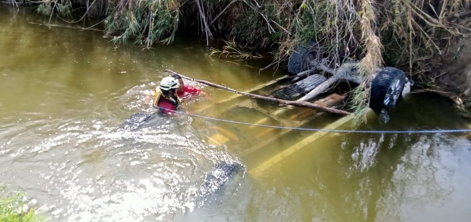 Encuentran seis cuerpos en camioneta en acequía en Pesquería