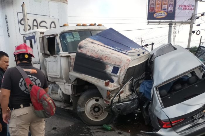 Tráiler choca vehículos y deja a mujer sin vida en Pueblo Nuevo