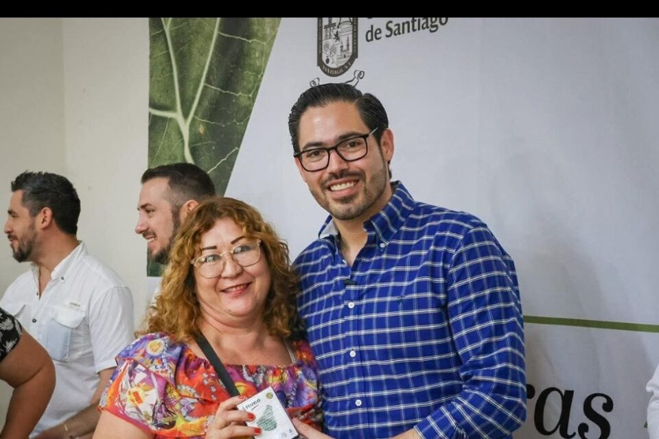 ENTREGA DAVID DE LA PEÑA REGADERAS AHORRADORAS EN SANTIAGO PARA FOMENTAR EL USO RESPONSABLE DEL AGUA