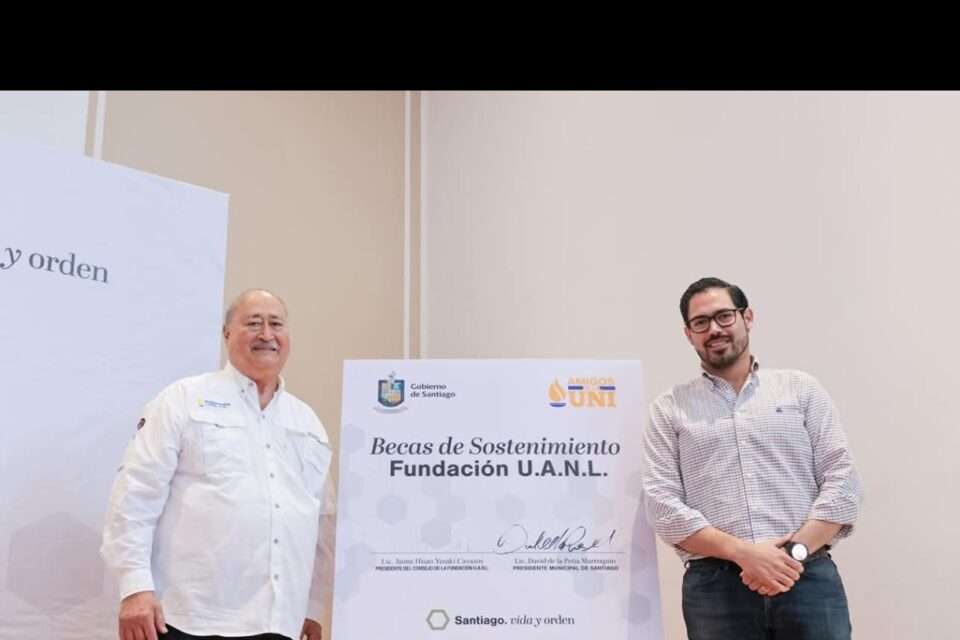 FIRMAN DAVID DE LA PEÑA Y FUNDACIÓN UANL CONVENIO DE COLABORACIÓN PARA APOYAR A ESTUDIANTES EN SITUACIÓN   DE VULNERABILIDAD
