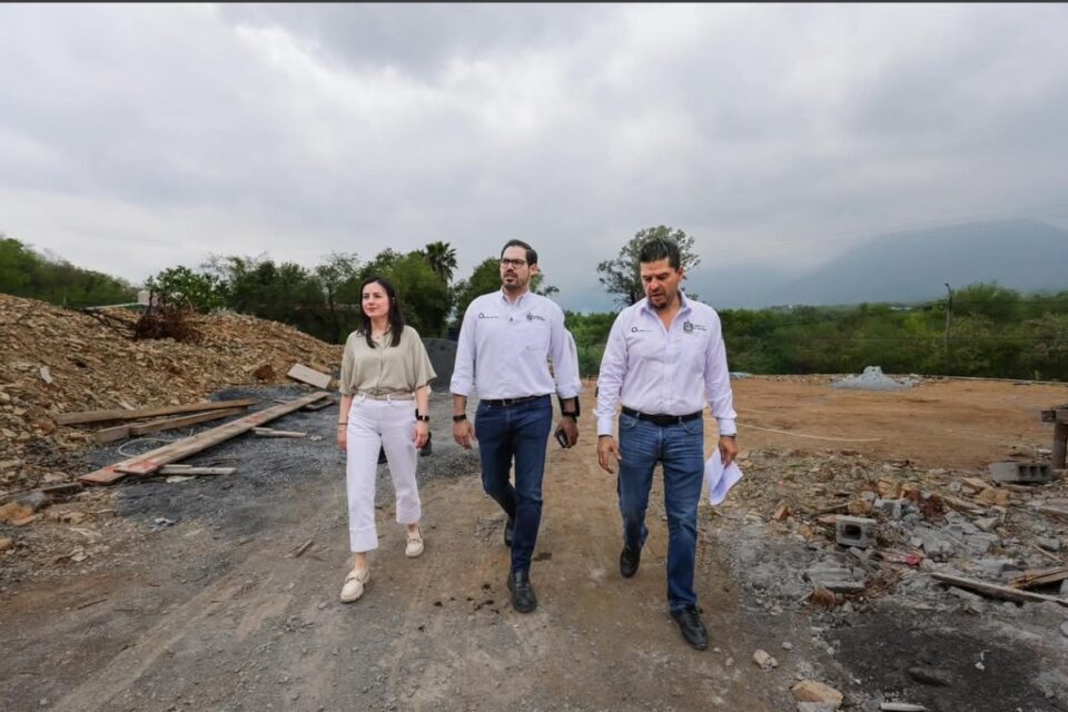 SUPERVISAN DAVID DE LA PEÑA Y OLGA AMALIA VILLALÓN AVANCES DEL   CENTRO DIF LOS CAVAZOS