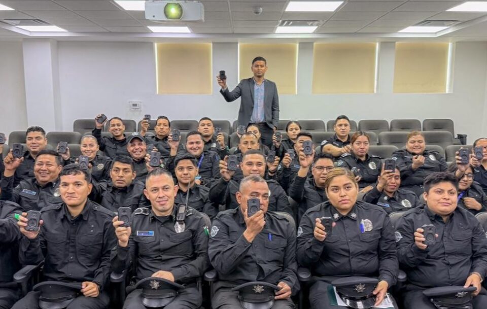 Capacitan a Policías de Monterrey en uso de cámaras corporales con traductor de idiomas
