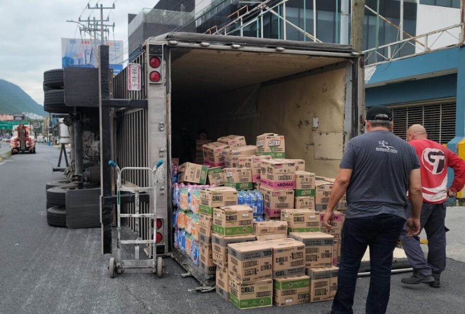 Vuelca tráiler que transportaba 17 toneladas de detergente